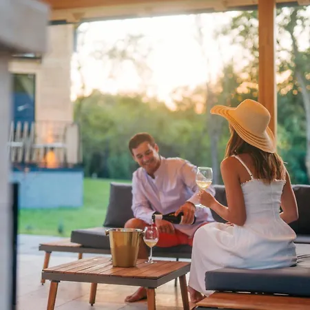 Espacio - Pool & Дом отдыха *