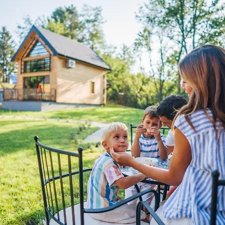 Espacio - Pool & Case de vacanță Vladimirovac